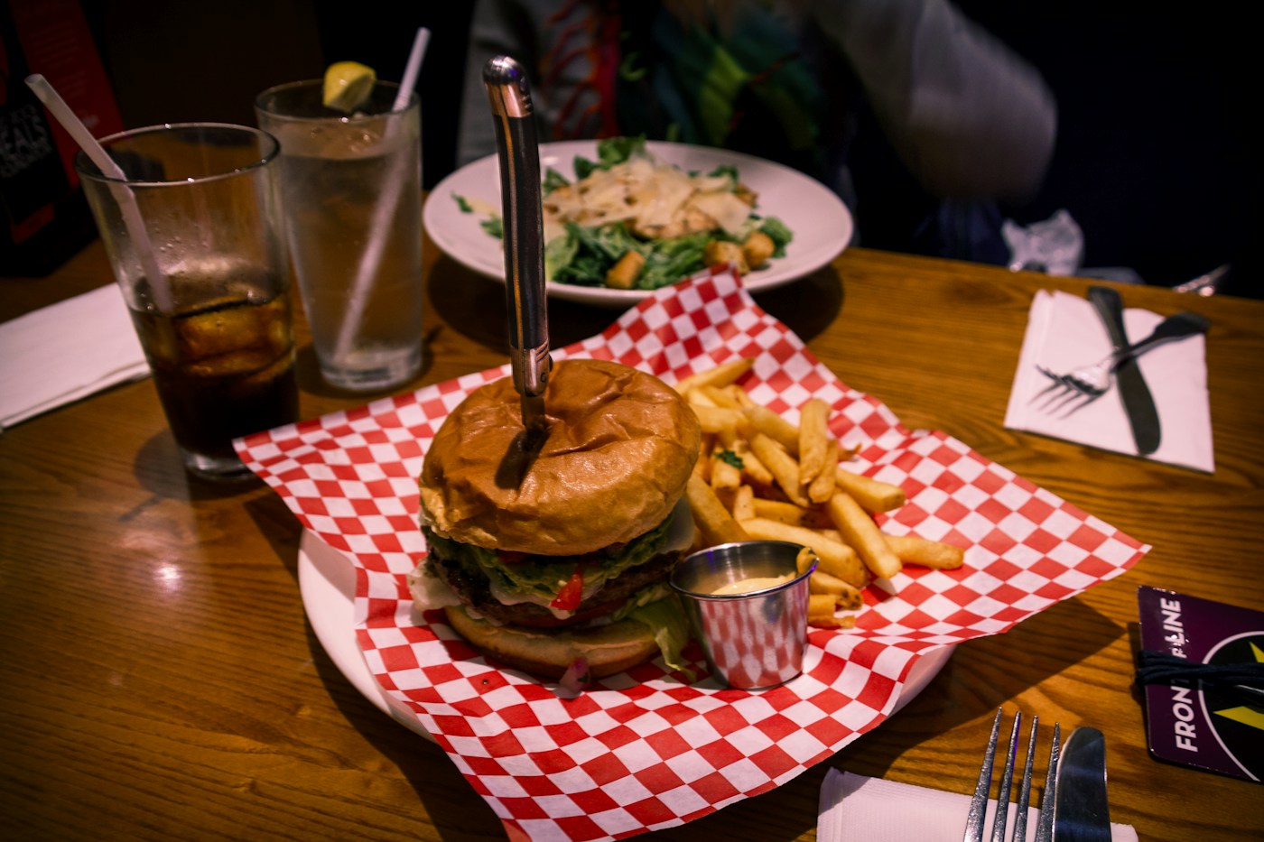 Hamburguesa con queso y papas a la francesa